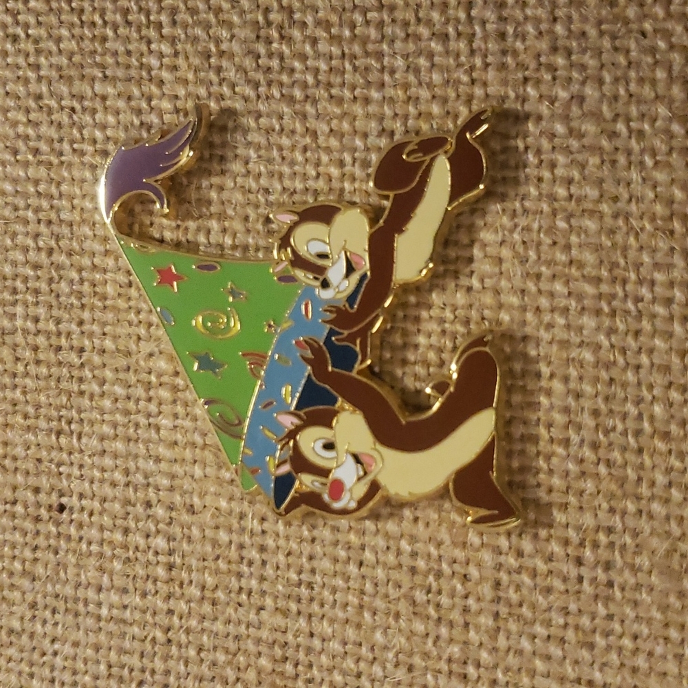 Disneyland resort Paris Chip n Dale pin